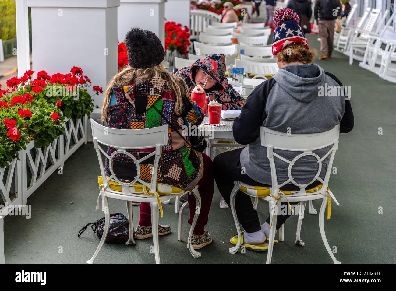 Visiteurs sur la terrasse extérieure du Grand Hôtel Mackinac Island. La véranda avant est de 200 mètres de long et la plus longue véranda dans le monde. Différents milieux entrent en collision dans le supposé hôtel de luxe. Grand Hôtel sur l'île Mackinac, Michigan, États-Unis Banque D'Images