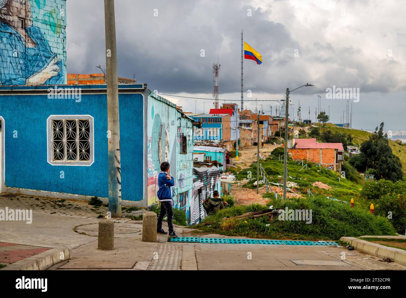 Bogota, Colombie - 3 janvier 2023 : deux enfants jouent dans les rues du quartier El Mirador, à la périphérie de Bogota. En arrière-plan, Th Banque D'Images