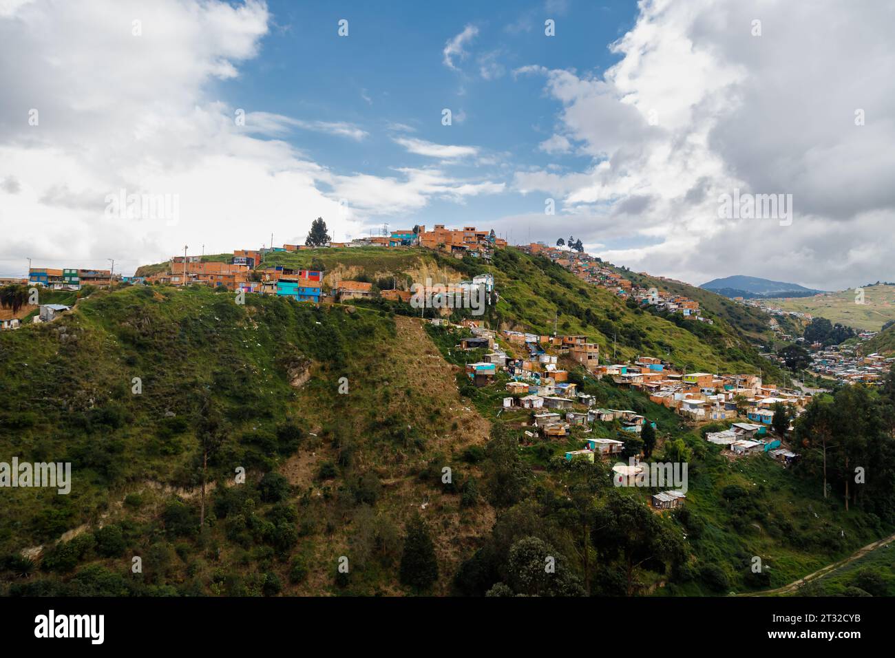 Maisons précaires au sommet d'une colline à El Mirador à la périphérie de Bogota Banque D'Images