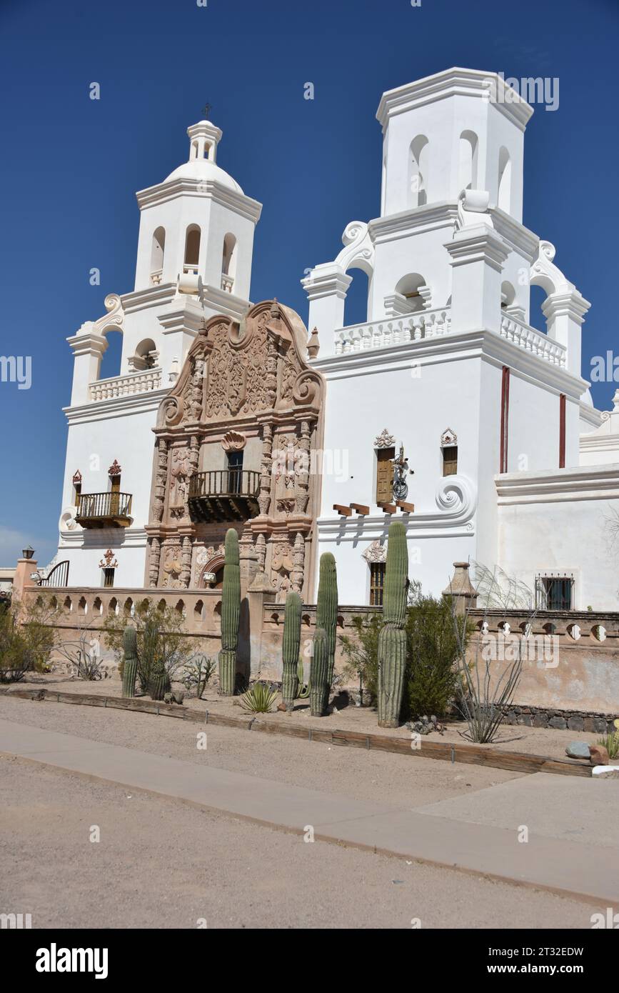 Mission San Xavier del bac. Tucson AZ USA. La mission San Xavier del bac, monument historique national, a été fondée en 1700 par le père Eusebio Kino. Banque D'Images