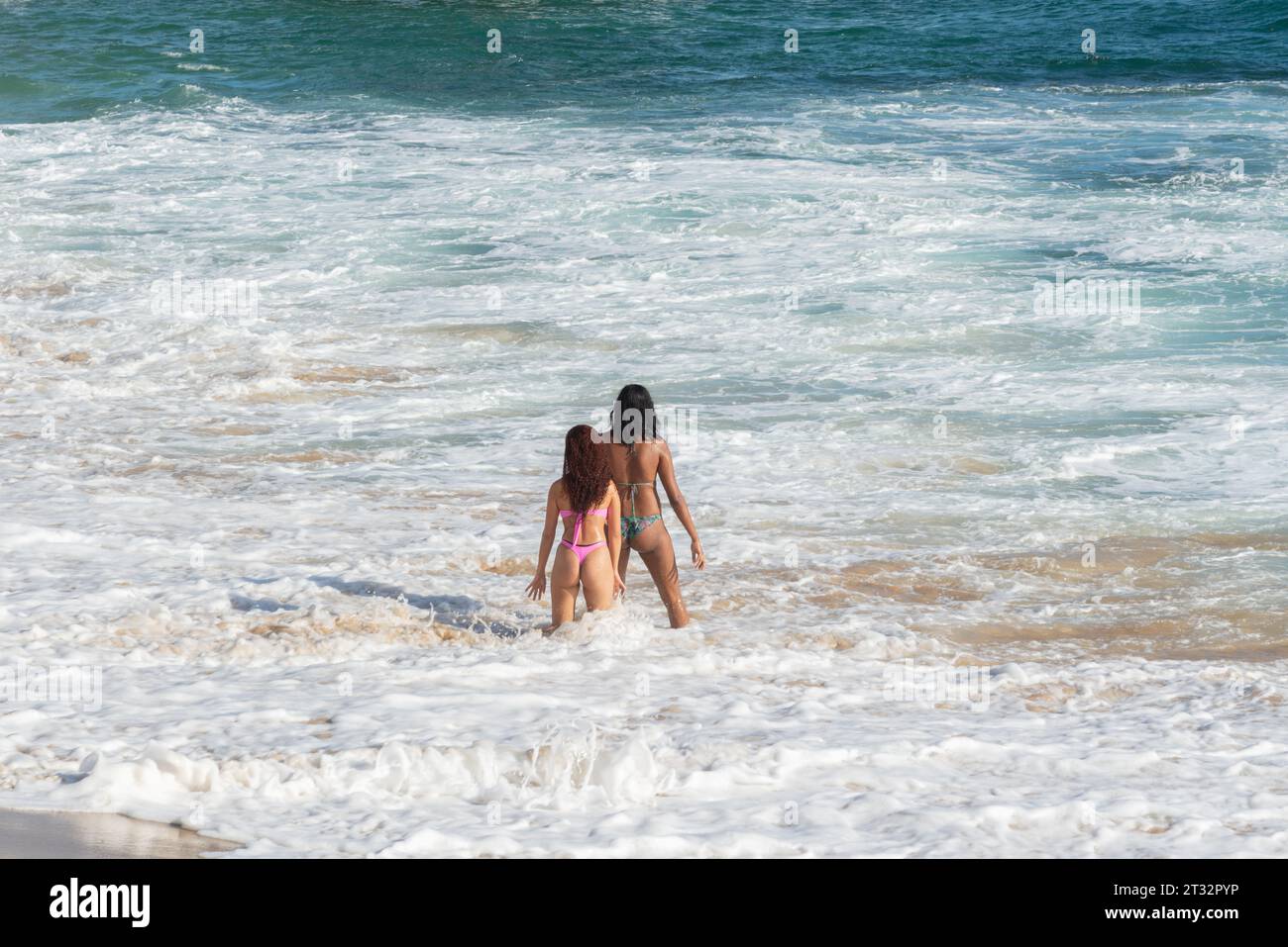 Salvador, Bahia, Brésil - 30 août 2019 : les touristes se baignent dans la mer au port de Barra dans la ville de Salvador, Bahia. Banque D'Images