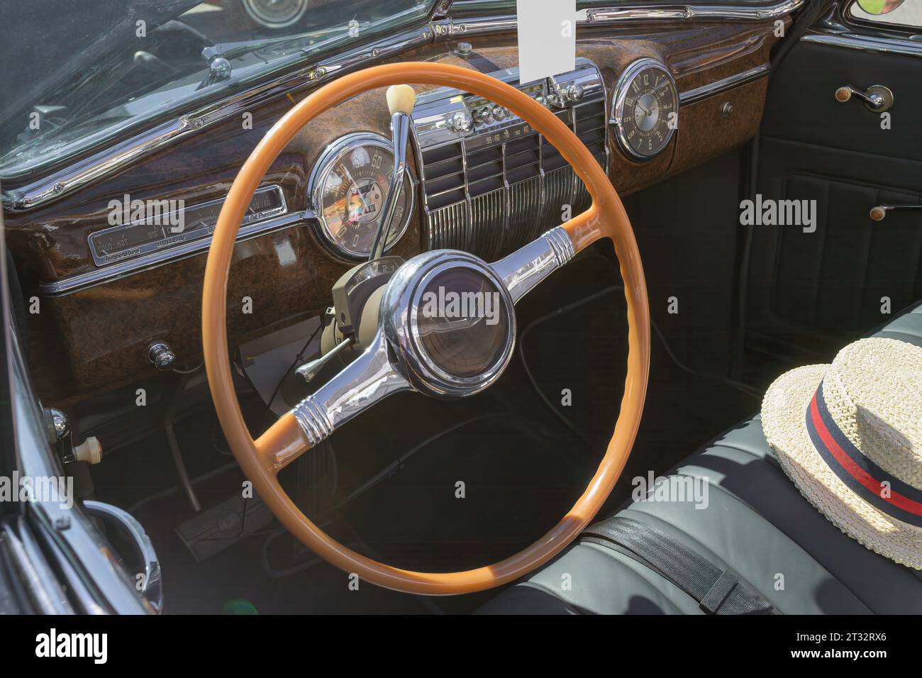 intérieur de voiture vintage, volant, jauges Banque D'Images