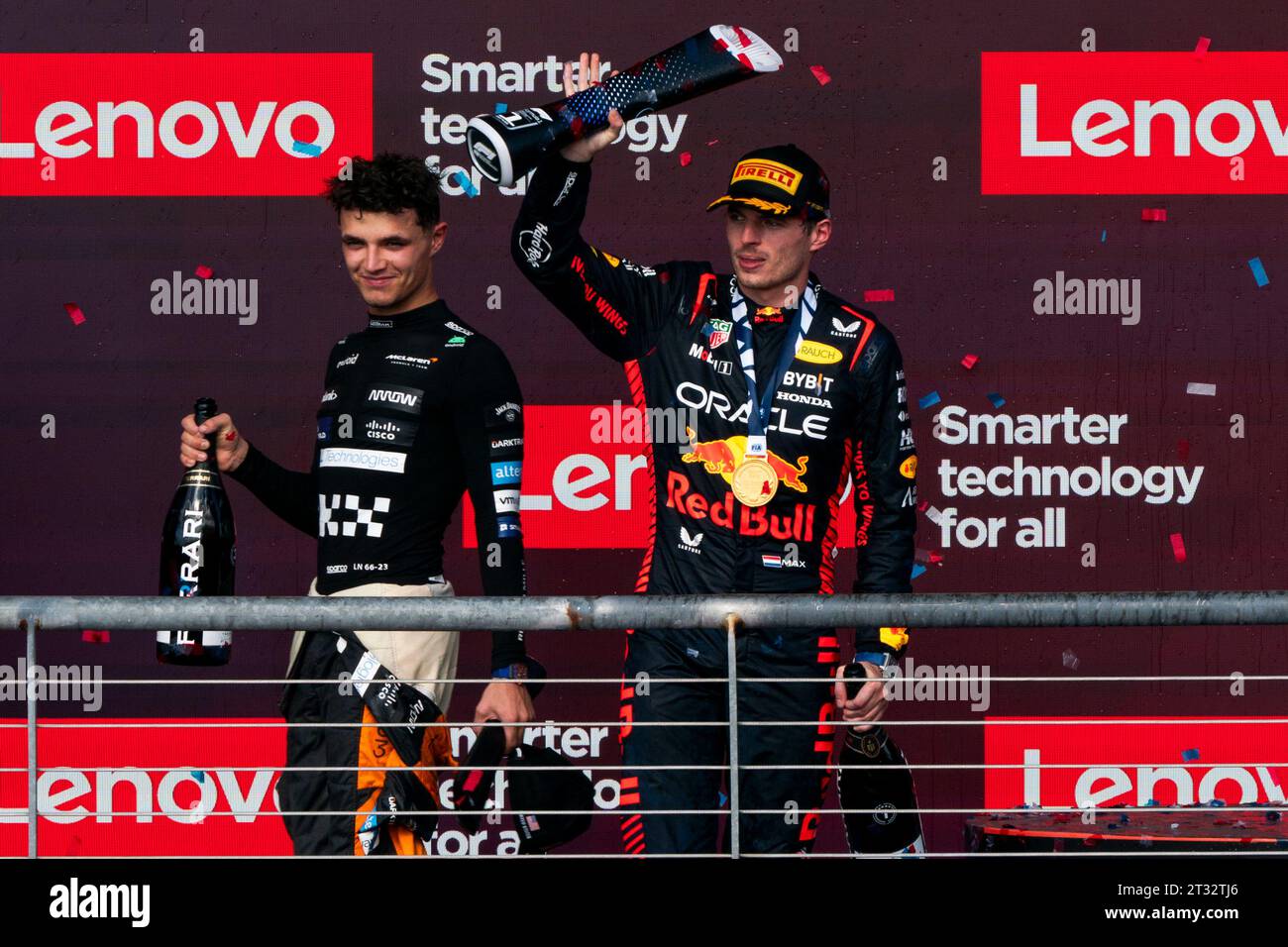 Austin, États-Unis. 22 octobre 2023. Le pilote britannique de Formule 1 Lando Norris de McLaren F1 Team et le pilote néerlandais de Formule 1 Max Verstappen de Red Bull Racing suivent la cérémonie du podium du Grand Prix de Formule 1 des États-Unis sur le circuit des Amériques à Austin, Texas, le dimanche 22 octobre 2023. Photo de Greg Nash/UPI crédit : UPI/Alamy Live News Banque D'Images