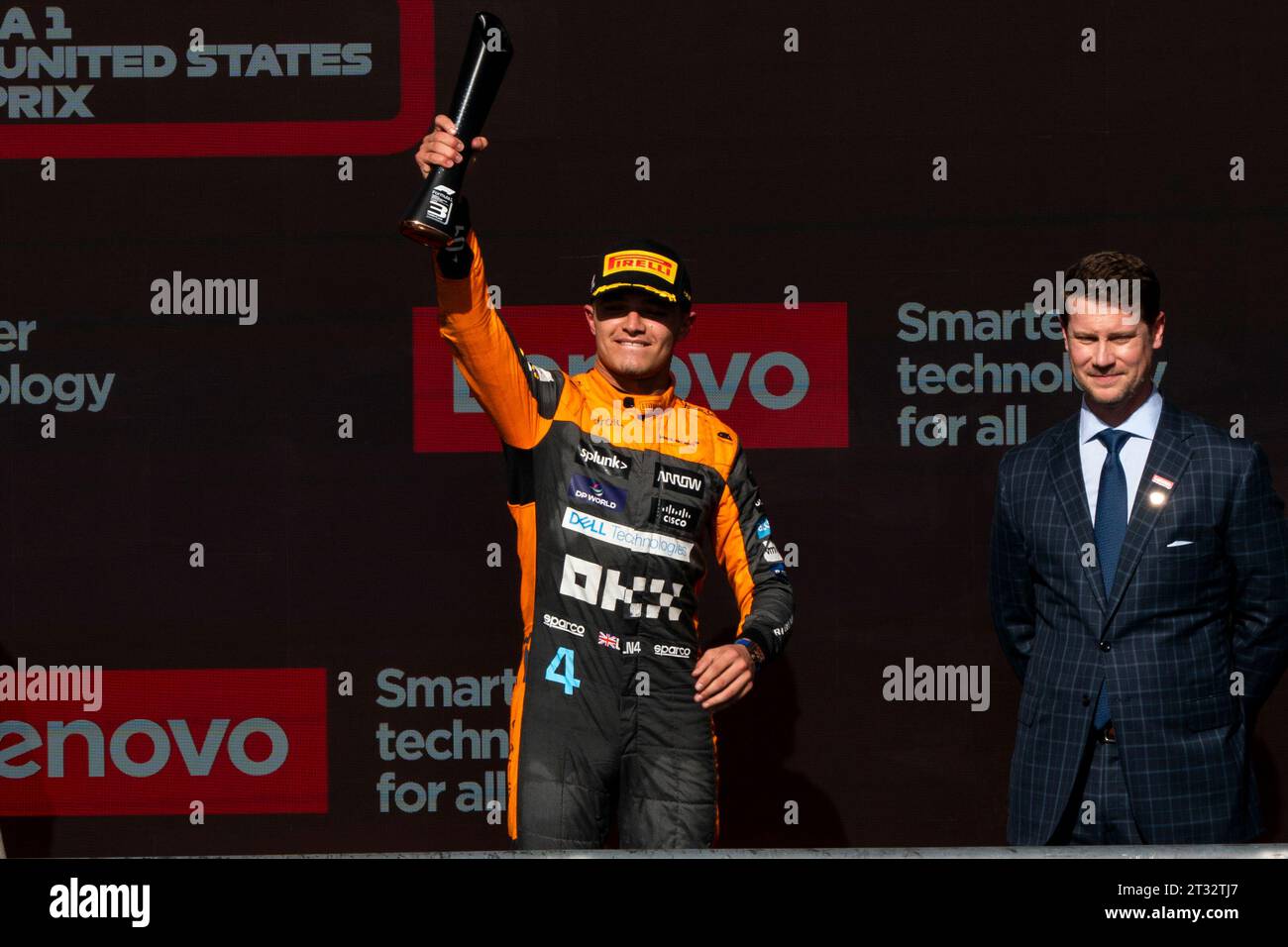 Austin, États-Unis. 22 octobre 2023. Le pilote britannique de Formule 1 Lando Norris de McLaren F1 Team célèbre avec son trophée pour la troisième place lors de la cérémonie du podium du Grand Prix de Formule 1 des États-Unis sur le circuit des Amériques à Austin, au Texas, le dimanche 22 octobre 2023. Photo de Greg Nash/UPI crédit : UPI/Alamy Live News Banque D'Images
