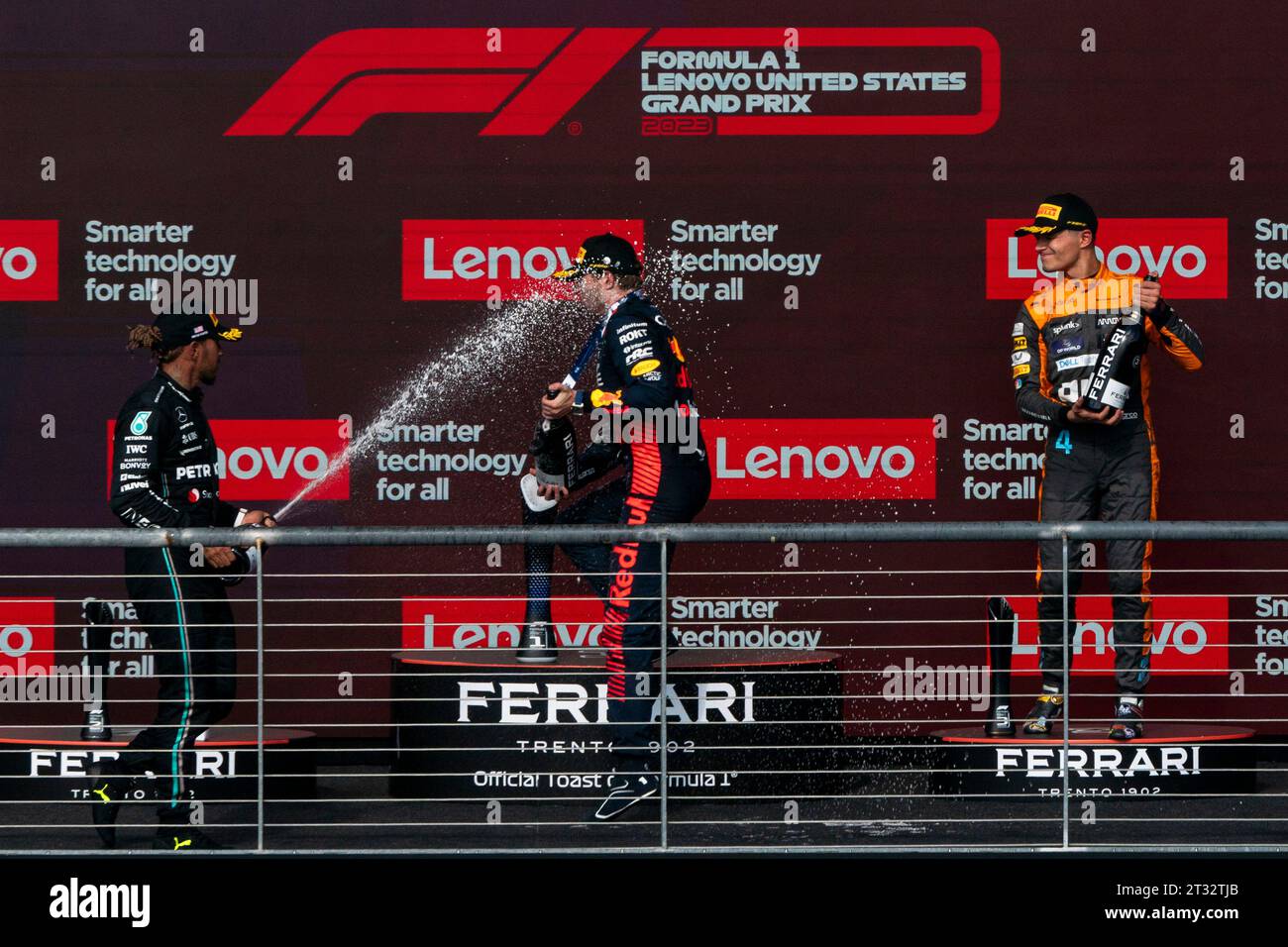 Austin, États-Unis. 22 octobre 2023. Lewis Hamilton, pilote britannique de Formule 1 de Mercedes-AMG Petronas, Max Verstappen, pilote néerlandais de Formule 1 de Red Bull Racing, et le pilote britannique de Formule 1 Lando Norris de McLaren F1 Team a pulvérisé du champagne lors de la cérémonie du podium après le Grand Prix de Formule 1 des États-Unis sur le circuit des Amériques à Austin, au Texas, le dimanche 22 octobre 2023. Photo de Greg Nash/UPI crédit : UPI/Alamy Live News Banque D'Images