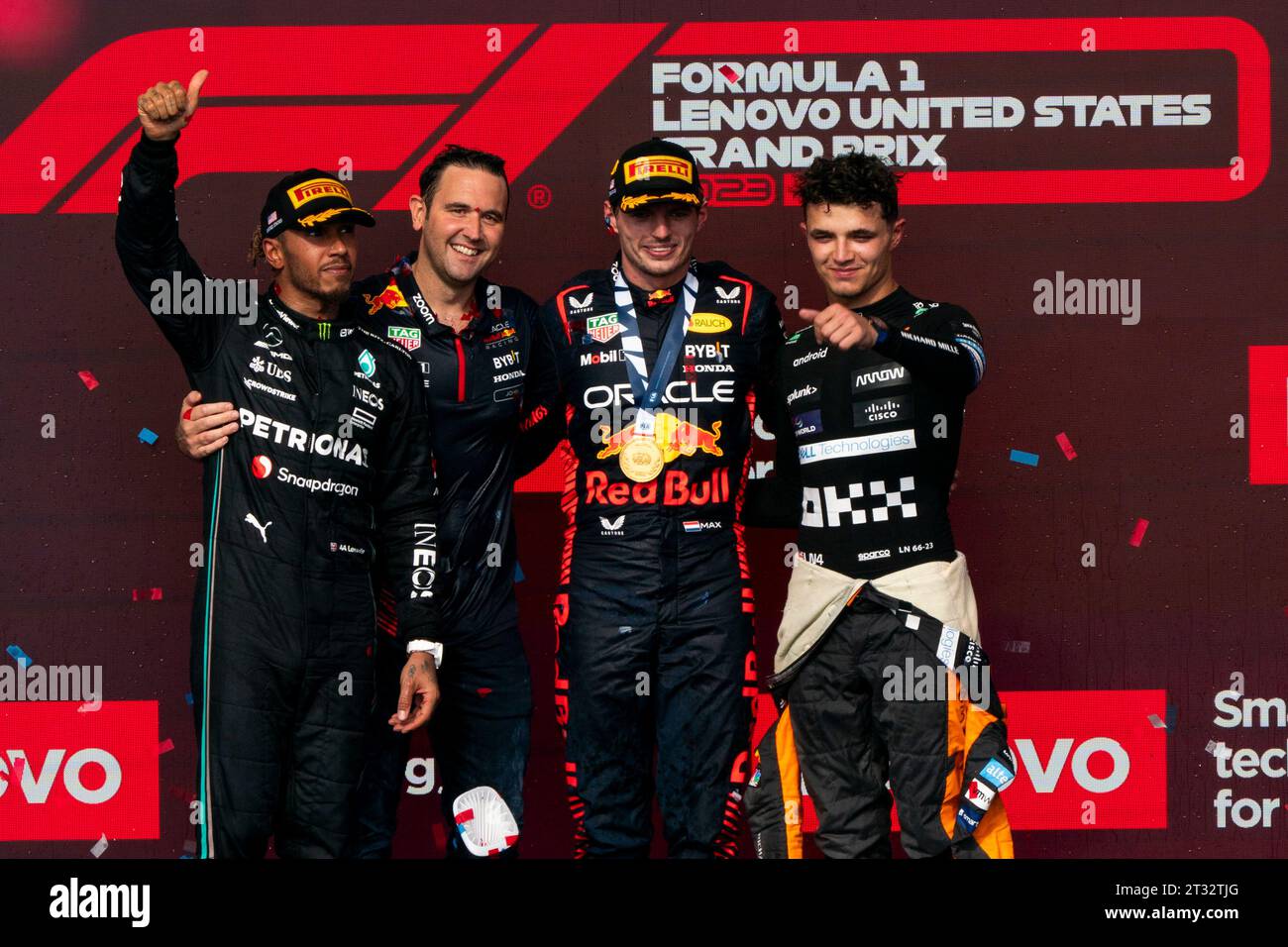 Austin, États-Unis. 22 octobre 2023. Le pilote britannique de Formule 1 Lewis Hamilton de Mercedes-AMG Petronas, le pilote néerlandais de Formule 1 Max Verstappen de Red Bull Racing et le pilote britannique de Formule 1 Lando Norris de McLaren F1 Team posent pour une photo après la cérémonie du podium du Grand Prix de Formule 1 des États-Unis sur le circuit des Amériques à Austin, Texas, dimanche, 22 octobre 2023. Photo de Greg Nash/UPI crédit : UPI/Alamy Live News Banque D'Images