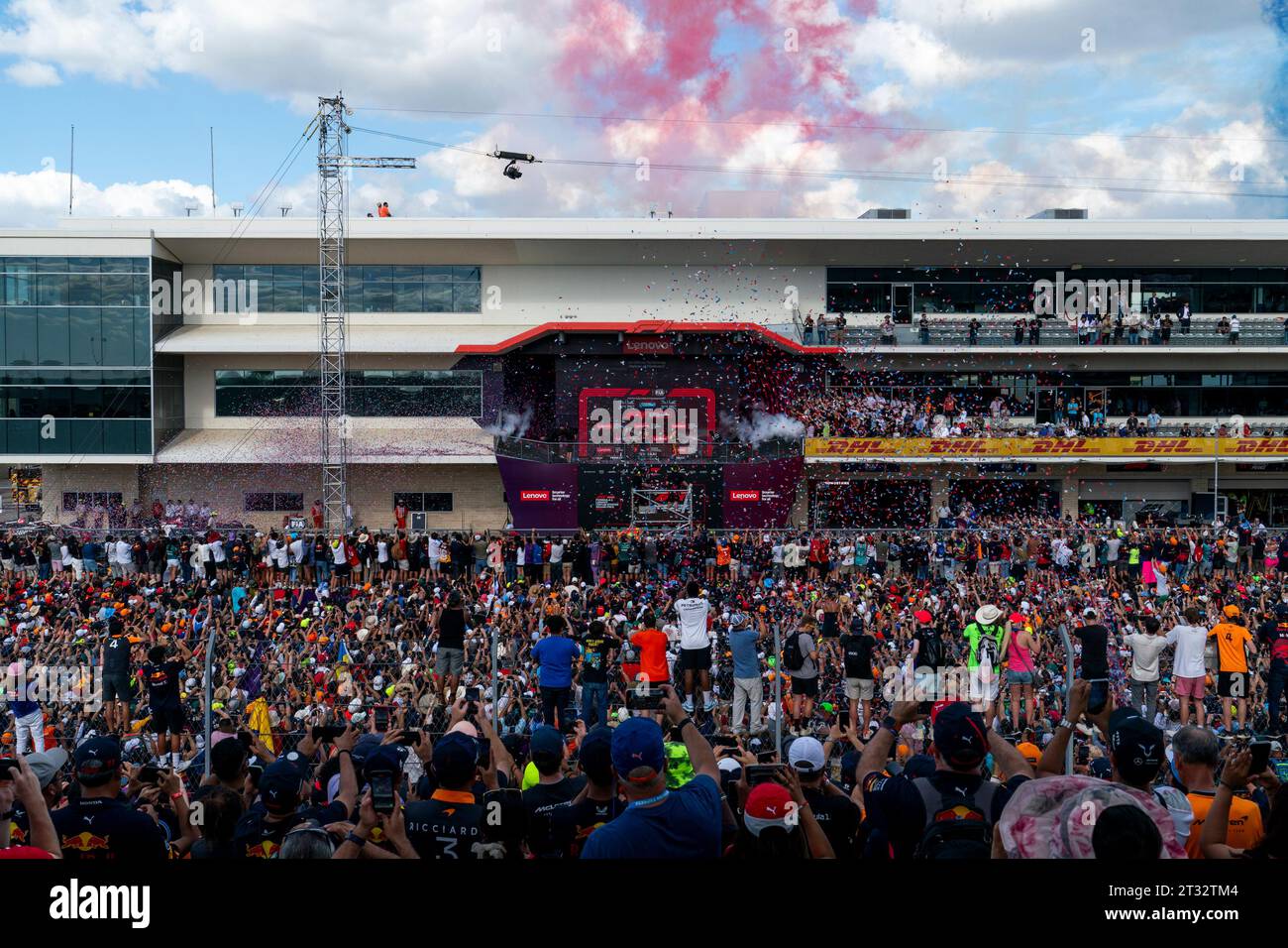 Austin, États-Unis. 22 octobre 2023. Lewis Hamilton, pilote britannique de Formule 1 de Mercedes-AMG Petronas, Max Verstappen, pilote néerlandais de Formule 1 de Red Bull Racing, et le pilote britannique de Formule 1 Lando Norris de McLaren F1 Team a pulvérisé du champagne lors de la cérémonie du podium après le Grand Prix de Formule 1 des États-Unis sur le circuit des Amériques à Austin, au Texas, le dimanche 22 octobre 2023. Photo de Greg Nash/UPI crédit : UPI/Alamy Live News Banque D'Images