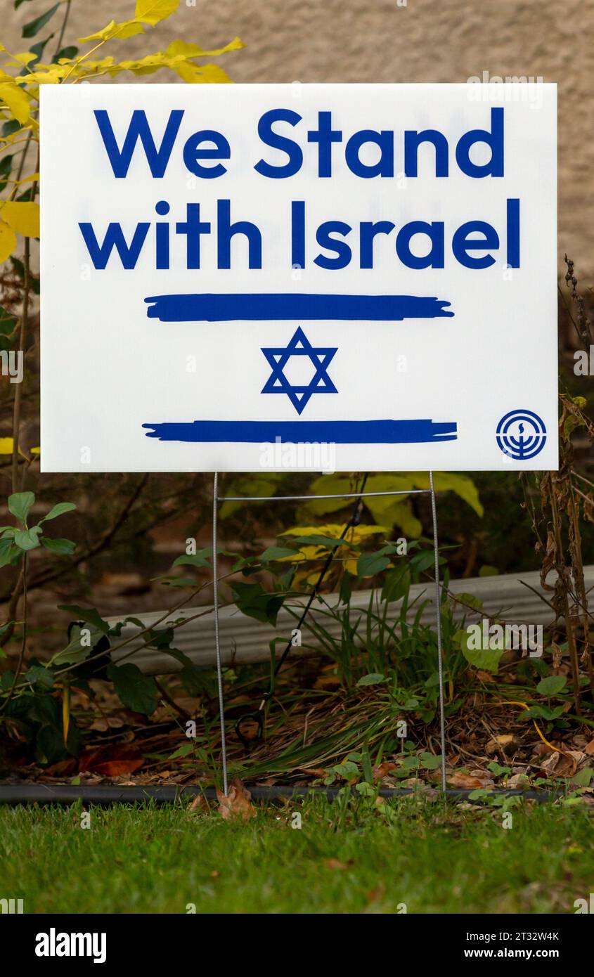 Nous nous tenons avec Israël Yard signe pour soutenir l'État d'Israël et la guerre au Moyen-Orient avec le Hamas dans la bande de Gaza. Banque D'Images