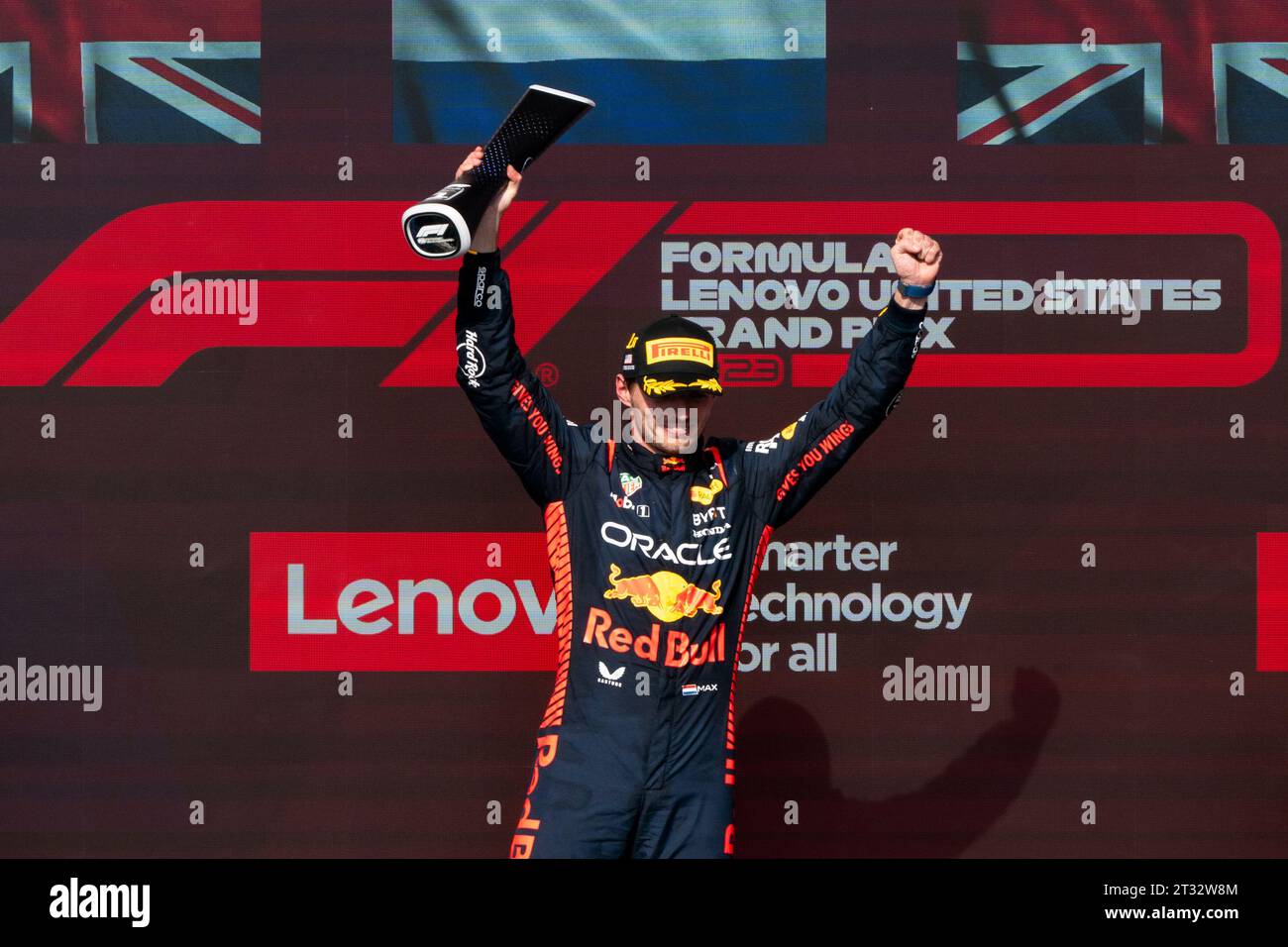 Austin, États-Unis. 22 octobre 2023. Le pilote néerlandais de Formule 1 Max Verstappen de Red Bull Racing détient le trophée de la première place lors de la cérémonie du podium du Grand Prix de Formule 1 des États-Unis sur le circuit des Amériques à Austin, au Texas, le dimanche 22 octobre 2023. Photo de Greg Nash/UPI crédit : UPI/Alamy Live News Banque D'Images