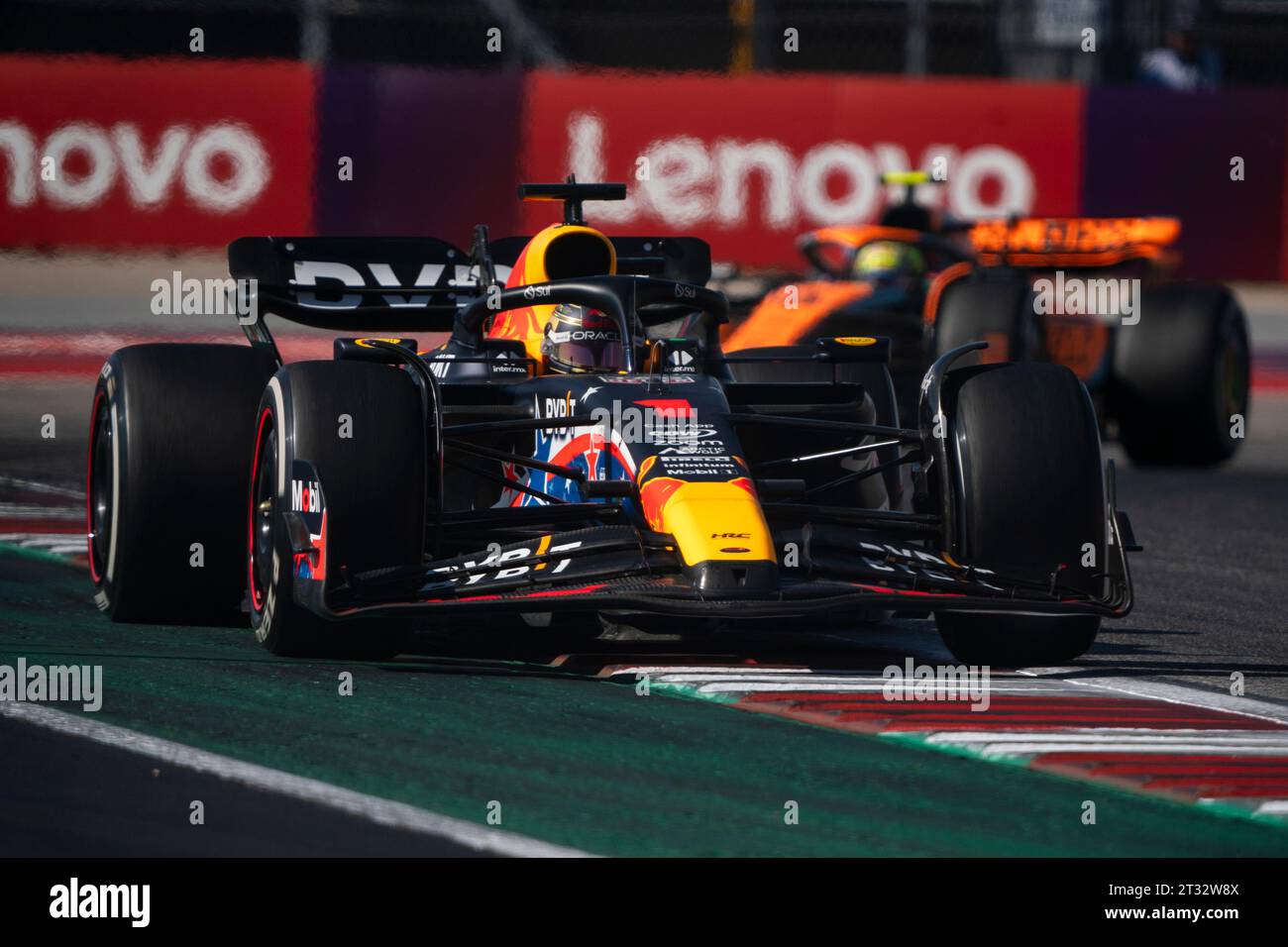Austin, États-Unis. 22 octobre 2023. Le pilote néerlandais de Formule 1 Max Verstappen de Red Bull Racing et le pilote britannique de Formule 1 Lando Norris de McLaren F1 Team participent au Grand Prix de Formule 1 des États-Unis sur le circuit des Amériques à Austin, Texas, le dimanche 22 octobre 2023. Photo de Greg Nash/UPI crédit : UPI/Alamy Live News Banque D'Images