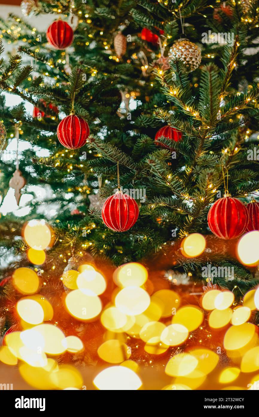 Arbre de Noël, boules rouges et guirlande.fond d'écran de Noël.beau fond traditionnel festif. Fond de guirlandes de vacances. Banque D'Images