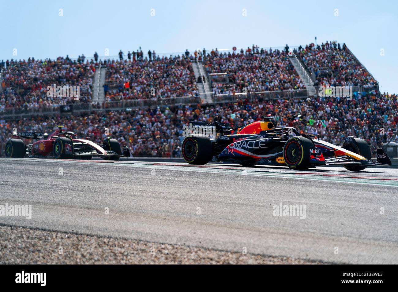 Austin, États-Unis. 22 octobre 2023. Le pilote néerlandais de Formule 1 Max Verstappen de Red Bull Racing et le pilote monégasque de Formule 1 Charles Leclerc de la Scuderia Ferrari en action lors du Grand Prix de Formule 1 des États-Unis sur le circuit des Amériques à Austin, Texas, le dimanche 22 octobre 2023. Photo de Greg Nash/UPI crédit : UPI/Alamy Live News Banque D'Images