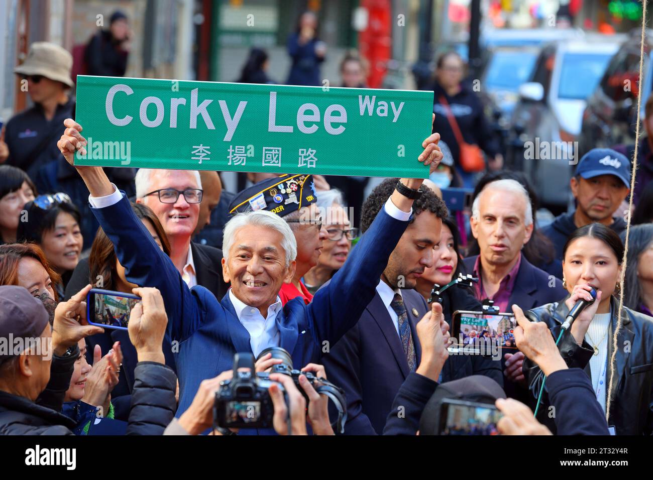 22 octobre 2023, New York. Les gens célèbrent Corky Lee Way 李揚國路 co-nommer Mosco St dans le quartier chinois de Manhattan. John Lee, un frère de Corky Lee, tient un panneau de rue Corky Lee Way. Corky Lee était un photojournaliste, photographe et militant des droits civiques qui a documenté l'histoire de l'Amérique asiatique ; il est parfois appelé le « photographe lauréat non officiel d'Amérique asiatique ». M. Lee est décédé en 2021 de complications dues au Covid-19. Banque D'Images