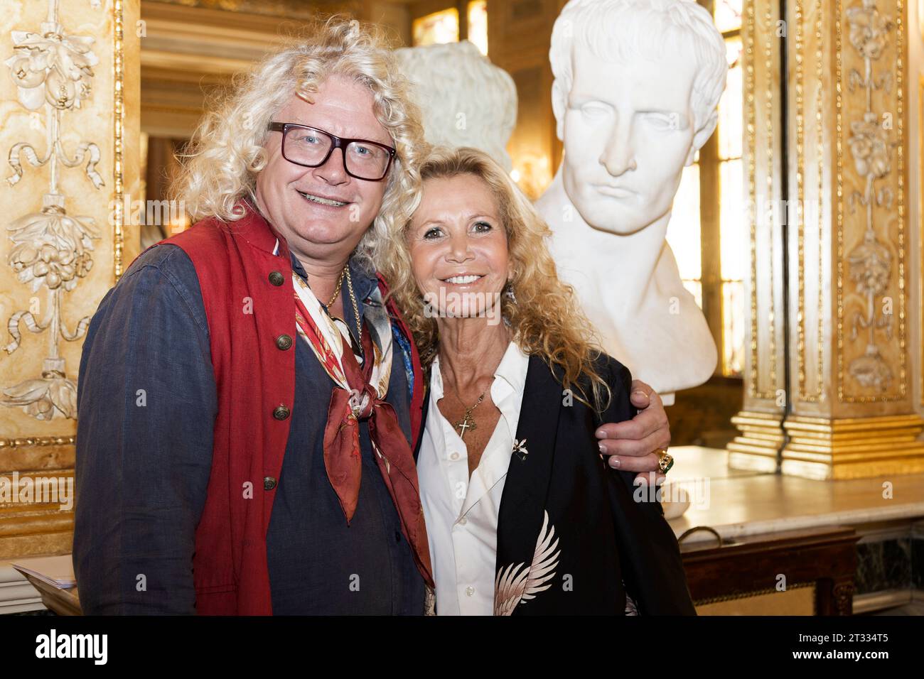 Paris, France. 11 octobre 2023. Pierre-Jean Chalancon et Fiona Gelin assistent au Palais Vivienne à Paris Banque D'Images