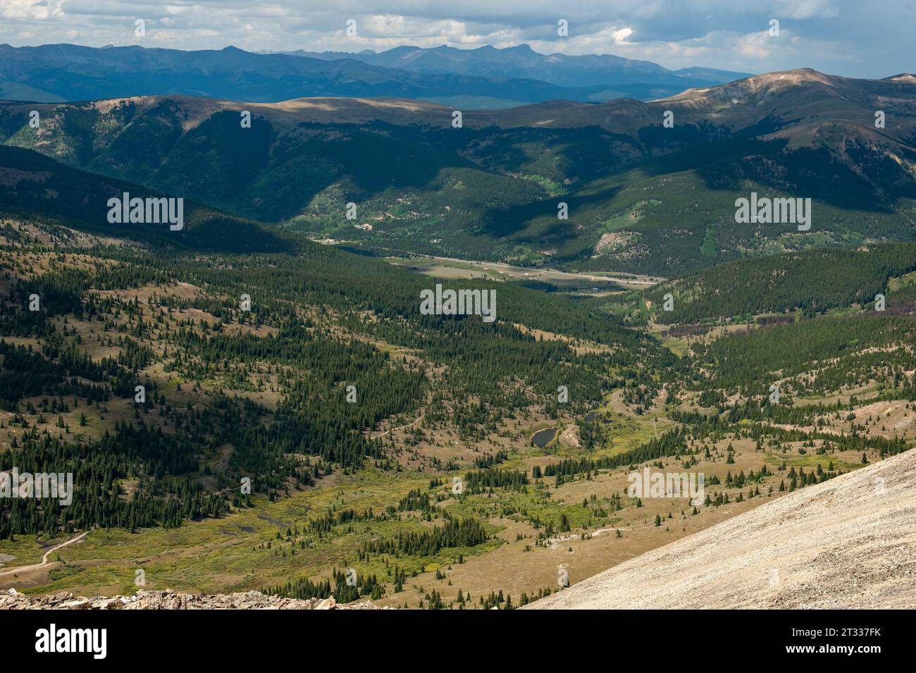 La vue au nord-ouest depuis Mosquito Pass du Colorado. Ci-dessous se trouve la fourche est de la rivière Arkansas avec la State route 91 Banque D'Images