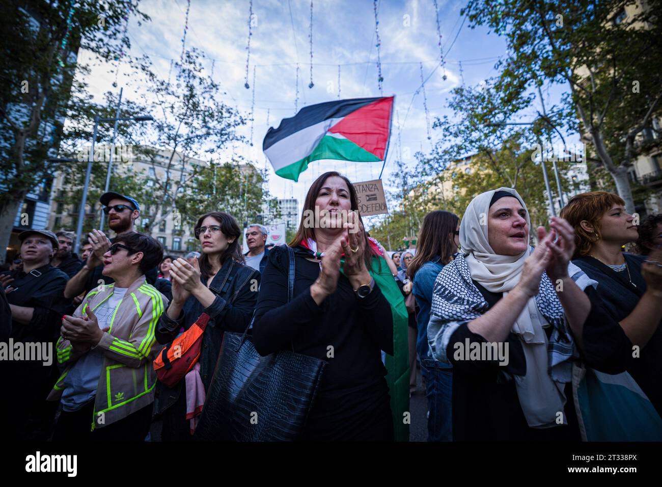 Barcelone, Espagne. 21 octobre 2023. Les manifestants applaudissent et chantent des slogans pro-palestiniens pendant la manifestation. Environ 70,000 000 pro-palestiniens se sont rassemblés à Barcelone pour réclamer la paix et pour arrêter les massacres de civils palestiniens de Gaza à la suite des bombardements israéliens. (Photo Axel Miranda/SOPA Images/Sipa USA) crédit : SIPA USA/Alamy Live News Banque D'Images