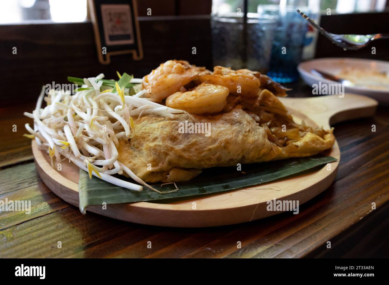 Un gros plan de nourriture thaïlandaise avec des crevettes sur une assiette Banque D'Images