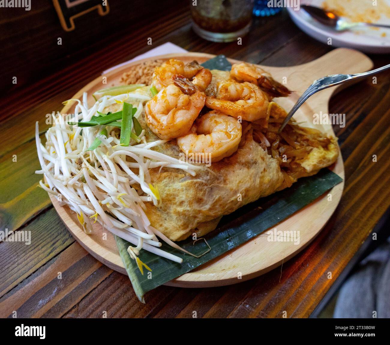 Un gros plan de nourriture thaïlandaise avec des crevettes sur une assiette Banque D'Images