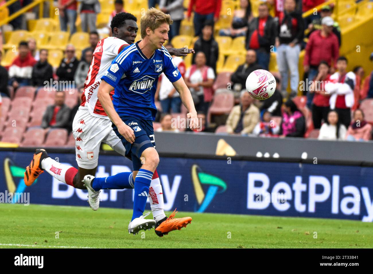 Millonarios Andres Llinas combat le ballon lors du match de ligue Betplay Dimayor entre l'Independiente Santa Fe (3) V Millonarios football Club (4), au stade Nemesio Camacho el Campin à Bogota, Colombie, le 21 octobre 2023. Photo : Cristian Bayona/long Visual Press crédit : long Visual Press/Alamy Live News Banque D'Images