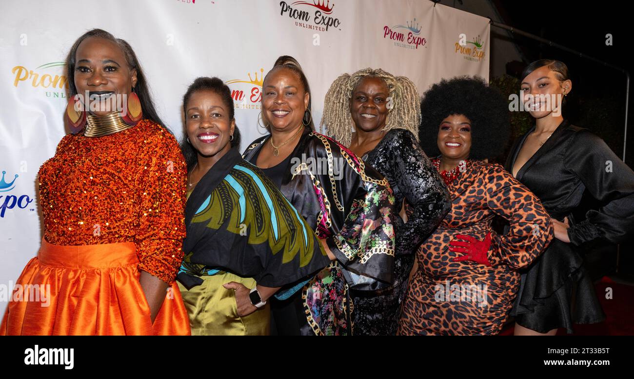 Los Angeles, États-Unis. 21 octobre 2023. Jackie Johnson, Casonna Gibson, Octavia Clayton, StormyWeather Banks, Damia Gordon, Yaaziel Mora participe à Prom Expo Unlimited - Fortunate Fabrics Mixer à Private Residence, Los Angeles, octobre 21 2023 crédit : Eugene Powers/Alamy Live News Banque D'Images