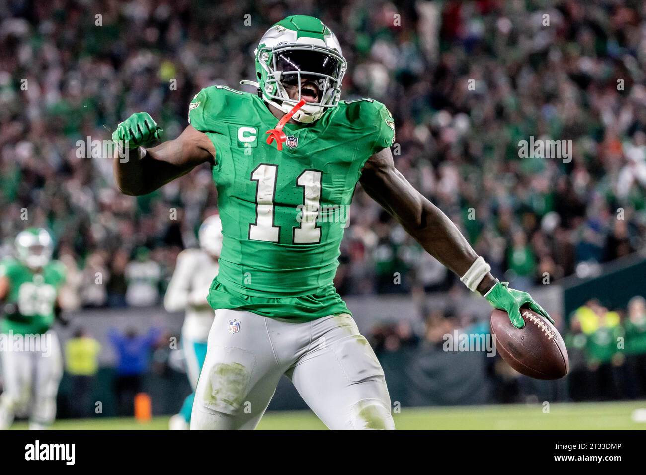 Philadelphie, États-Unis. 22 octobre 2023. Le Wide Receiver A.J. Brown (11) des Eagles de Philadelphie réagit après avoir attrapé une passe de quarante-deux yards du quarterback Jalen Hurts lors d'un match de football de la NFL contre les Dolphins de Miami au Lincoln Financial Field à Philadelphie le dimanche 22 octobre 2023. Photo de Laurence Kesterson/UPI crédit : UPI/Alamy Live News Banque D'Images