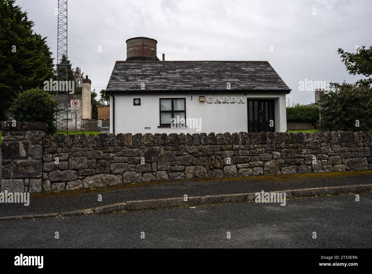 Ballymahon, comté de Longford, Irlande, 13 septembre 2023. Vue frontale de la gare de Ballymahon Garda Banque D'Images