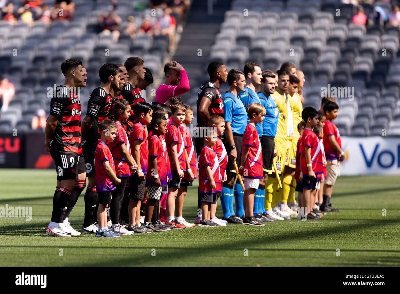 Sydney, Australie, 22 octobre 2023. L'équipe s'aligne pour la poignée de main d'avant-match lors du match de football masculin A-League entre le Western Sydney Wanderers FC et le Wellington Phoenix au CommBank Stadium le 22 octobre 2023 à Sydney, en Australie. Crédit : Damian Briggs/Speed Media/Alamy Live News Banque D'Images