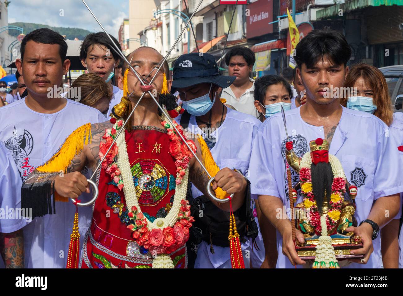 Les piercings faciaux extrêmes sont un élément important du Festival végétarien annuel de Phuket. Banque D'Images