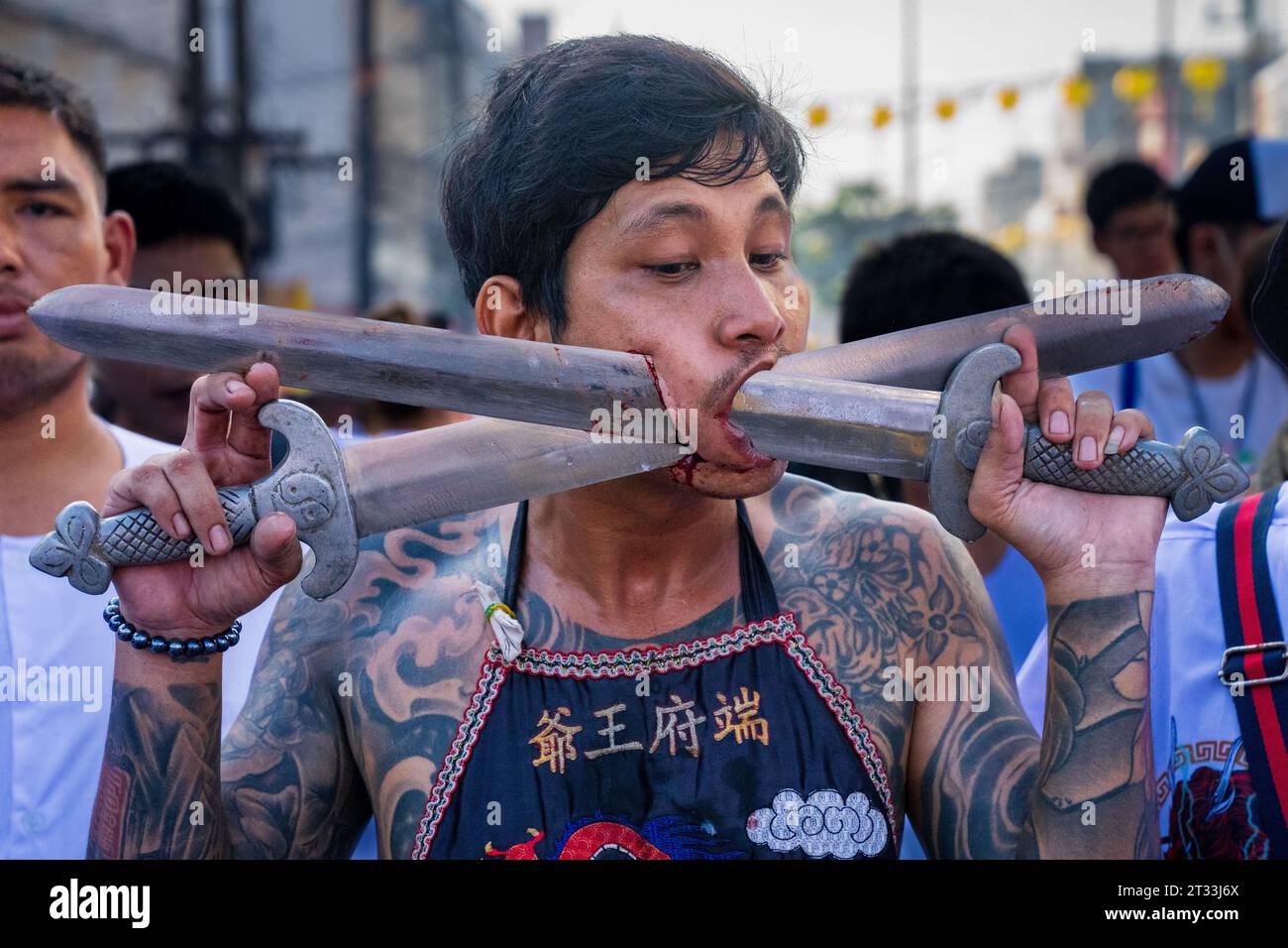 Les piercings faciaux extrêmes sont un élément important du Festival végétarien annuel de Phuket. Banque D'Images