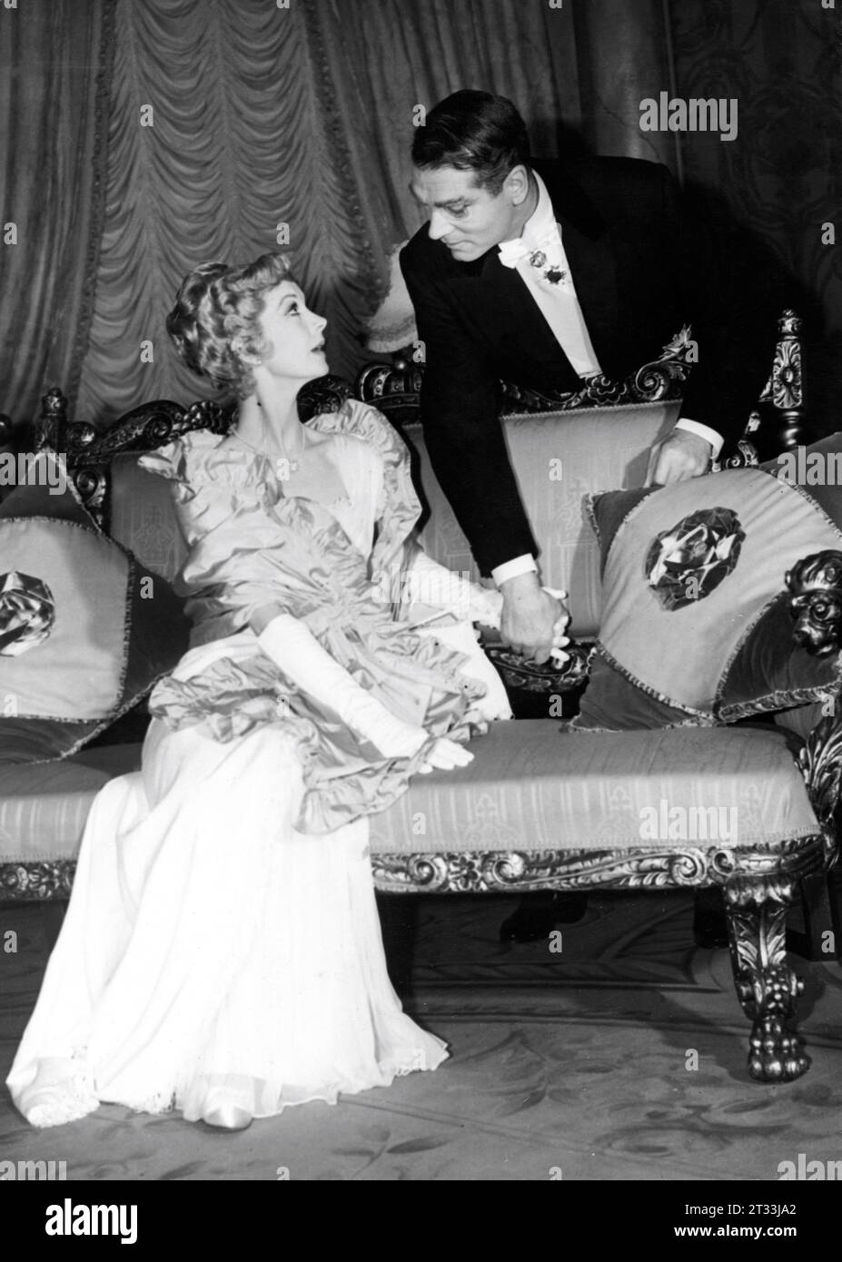 VIVIEN LEIGH et LAURENCE OLIVIER sur scène dans THE SLEEPING PRINCE la réalisatrice LAURENCE OLIVIER joue les décors et costumes de TERENCE RATTIGAN Roger Furse à l'Opéra de Manchester le premier soir du 28 septembre 1953 Banque D'Images