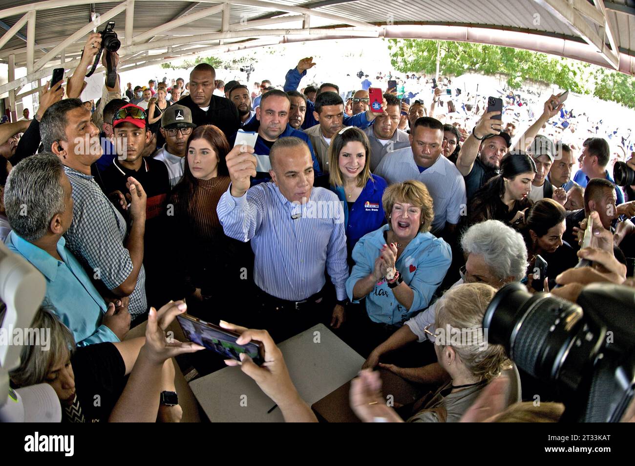 Zulia, Venezuela. 22 octobre 2023. Manuel Antonio Rosales Guerrero, gouverneur de l'État de Zulia vote dans les urnes électorales pour le parti d'opposition afin de choisir le candidat qui affrontera le président NicolÃ¡à Maduro aux élections présidentielles de 2024. Le 22 octobre 2023 à Zulia, Venezuela. (Image de crédit : © Humberto Matheus/eyepix via ZUMA Press Wire) USAGE ÉDITORIAL SEULEMENT! Non destiné à UN USAGE commercial ! Banque D'Images