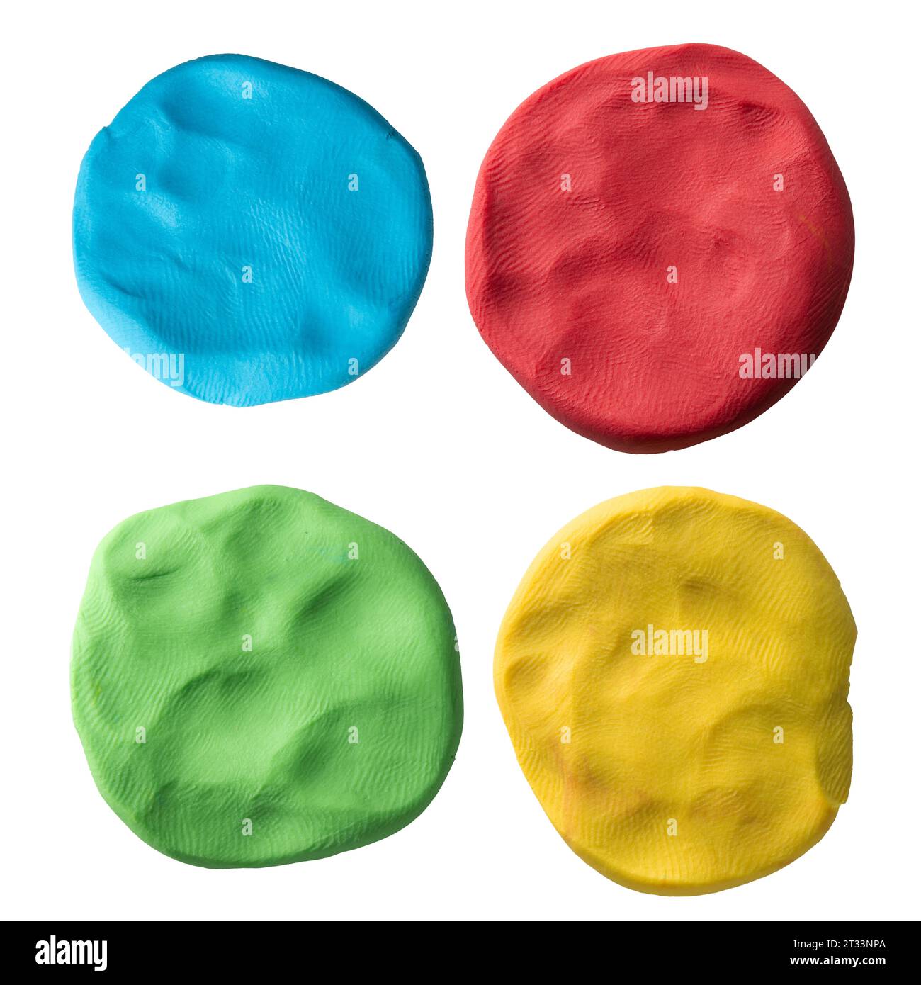 Argile à modeler bleue, rouge, verte et jaune sur fond blanc avec chemin de détourage Banque D'Images