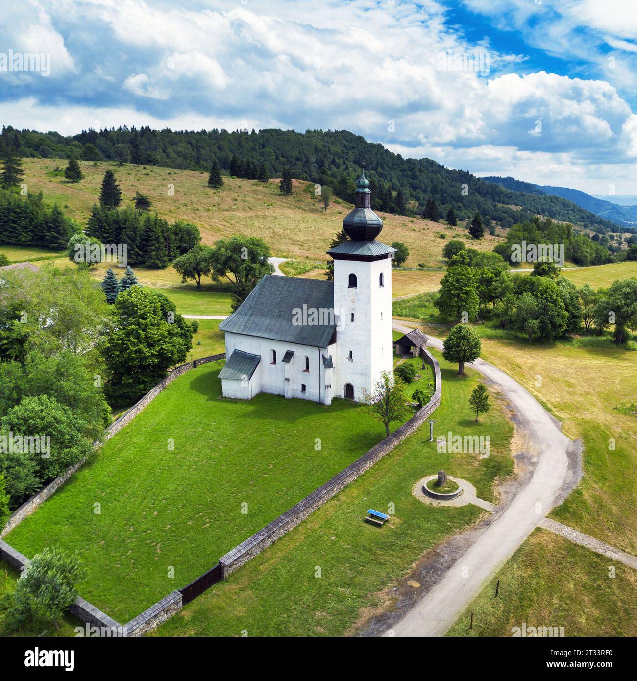 Drone vue de l'église, le centre géographique slovaque de l'Europe dans la localité de Kremnicke Bane en Slovaquie Banque D'Images