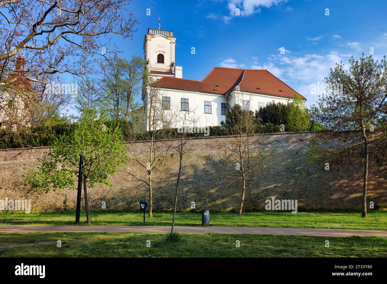 Gyor, Hongrie. Église dans le centre historique de Gyor. Banque D'Images
