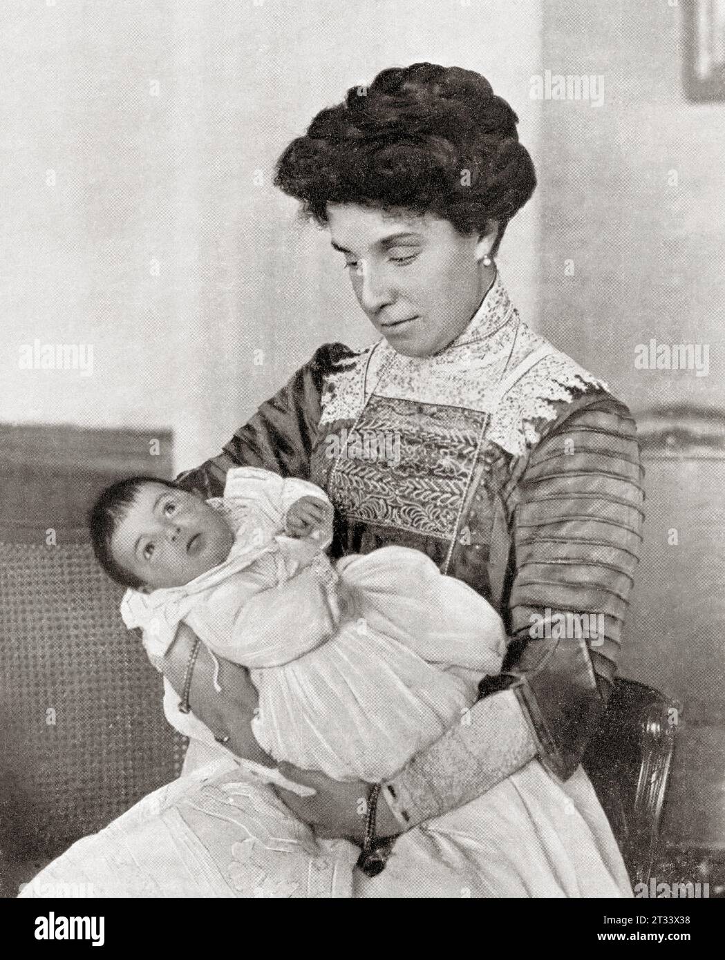 La dernière photographie de l'Infante María Teresa d'Espagne, 1882 - 1912. Deuxième enfant aîné et fille d'Alphonse XII d'Espagne. Vue ici avec sa petite fille la princesse María de las Mercedes de Bavière, Infante d'Espagne (1911 – 1953). De Mundo Grafico, publié en 1912. Banque D'Images