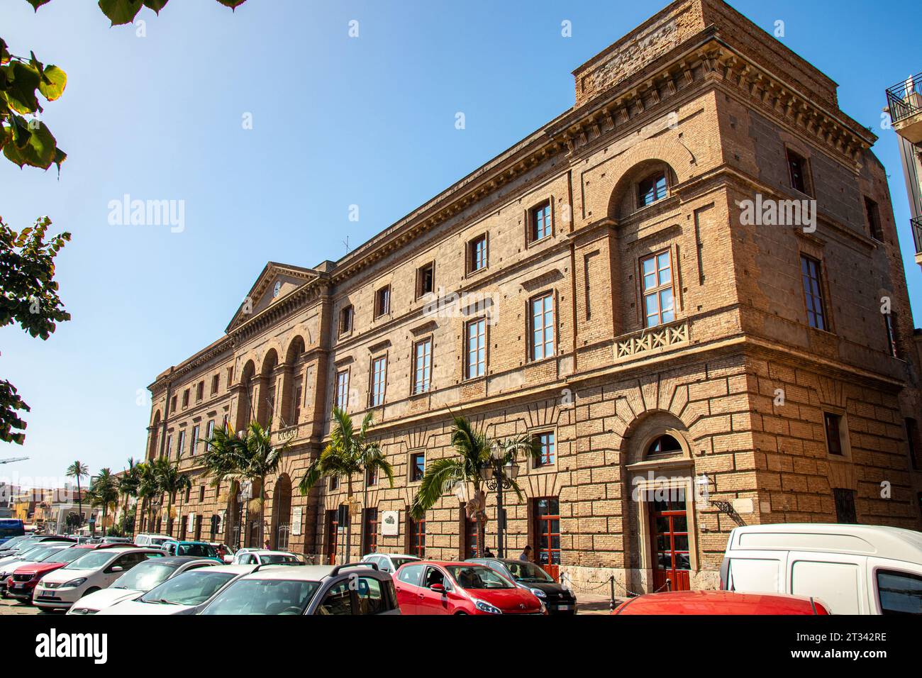MILAZZO, SICILE, Italie - 03 octobre 2023 - Hôtel de ville. Le projet du palais a été conçu par l'architecte de Messine Salvatore Richichi et dates Banque D'Images