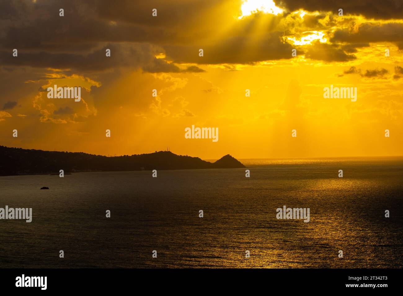 Coucher de soleil atmosphérique sur la côte tyrrhénienne dans la baie de Gioiosa Marea (province de Messine) Sicile, Italie. Banque D'Images