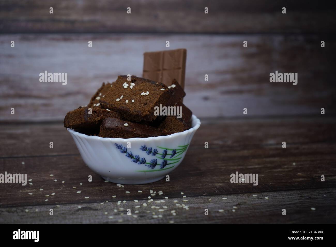 Un beau récipient contient un gâteau au chocolat Banque D'Images