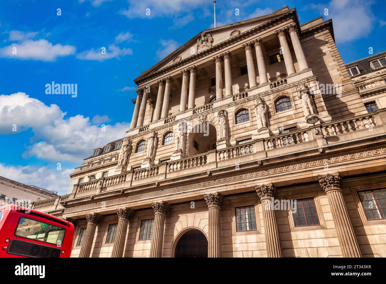 Bank of England, Threadneedle Street, Londres, Royaume-Uni, avec passage d'un bus rouge londonien. Banque D'Images