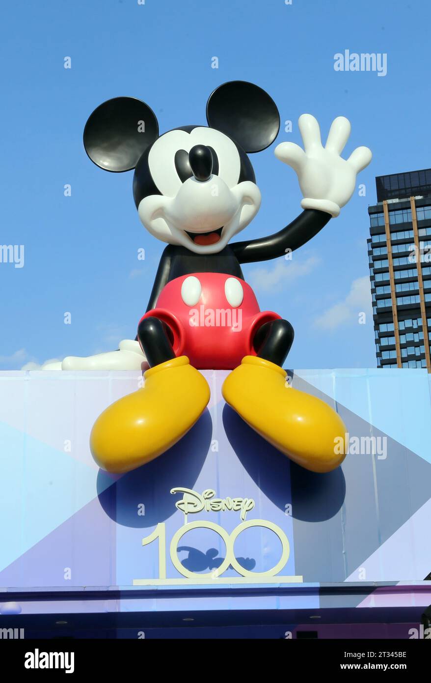 SHANGHAI, CHINE - le 22 OCTOBRE 2023 - Une sculpture commémorative du 100e anniversaire de Disney, Mickey Mouse, se trouve au complexe commercial près du Suzhou Banque D'Images