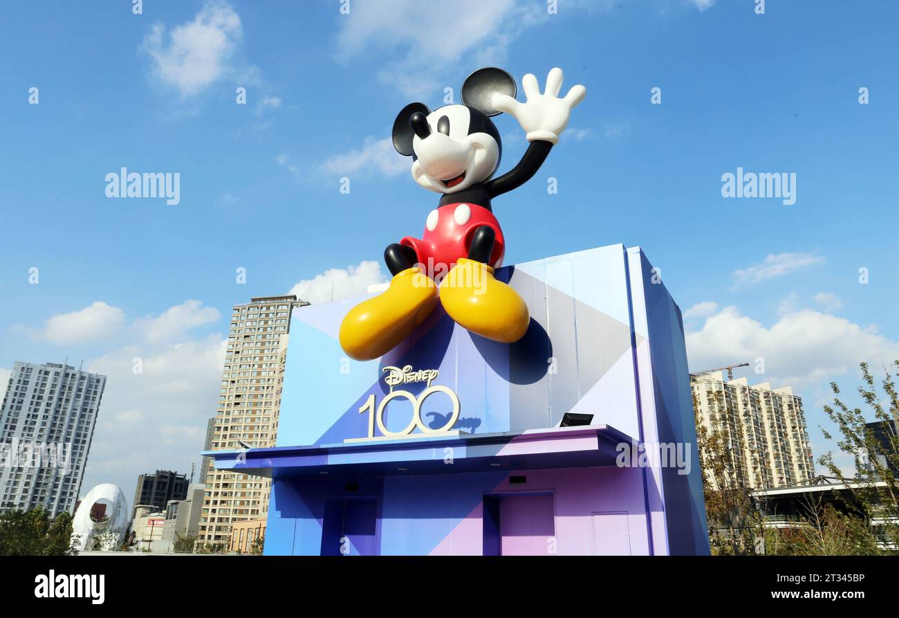 SHANGHAI, CHINE - le 22 OCTOBRE 2023 - Une sculpture commémorative du 100e anniversaire de Disney, Mickey Mouse, se trouve au complexe commercial près du Suzhou Banque D'Images