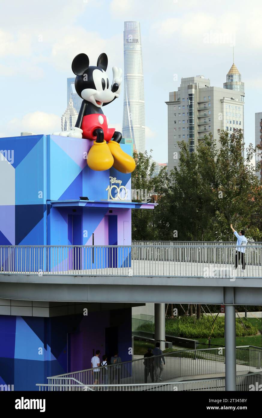 SHANGHAI, CHINE - le 22 OCTOBRE 2023 - Une sculpture commémorative du 100e anniversaire de Disney, Mickey Mouse, se trouve au complexe commercial près du Suzhou Banque D'Images