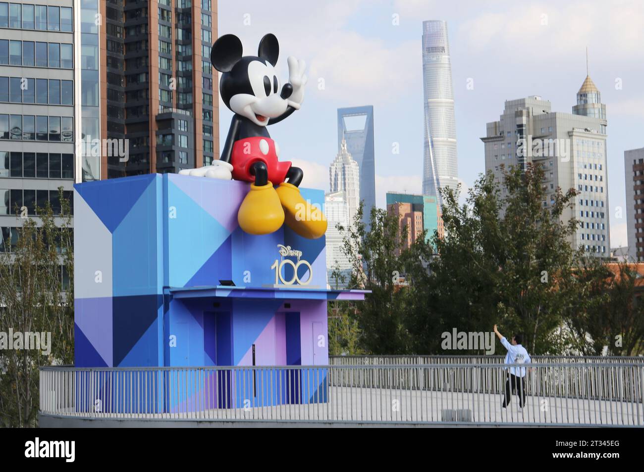 SHANGHAI, CHINE - le 22 OCTOBRE 2023 - Une sculpture commémorative du 100e anniversaire de Disney, Mickey Mouse, se trouve au complexe commercial près du Suzhou Banque D'Images