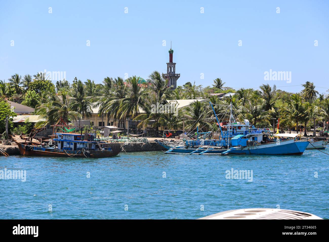 Hagnayah Masjid (mosquée musulmane) et bateaux de pêche traditionnels bangka sur la côte de Punta, Hagnaya, île de Cebu, région de Visayas, Philippines Banque D'Images