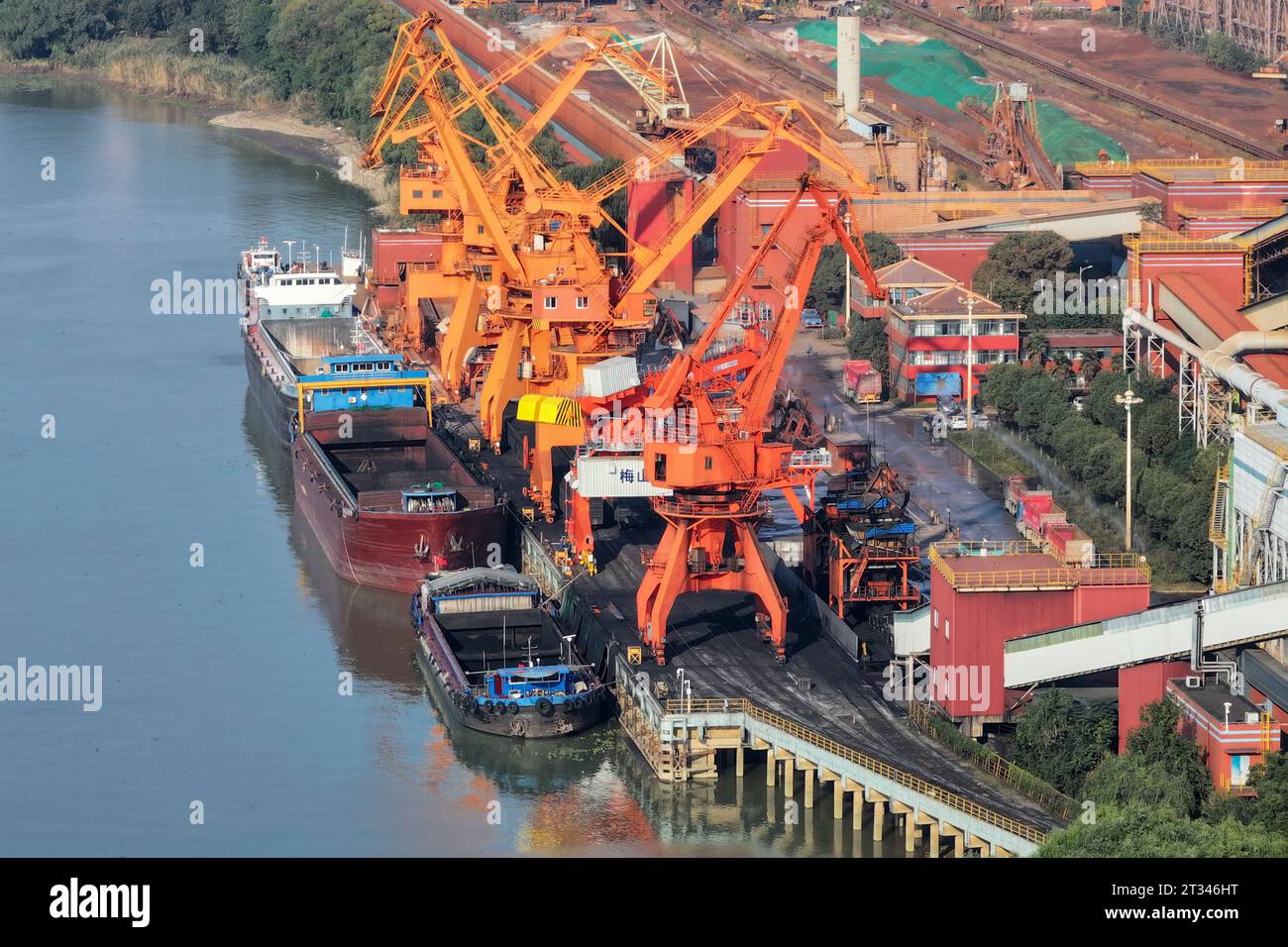NANJING, CHINE - 23 OCTOBRE 2023 - les cargos accostent au terminal de matières premières de fer et d'acier de Meishan pour décharger le charbon à Nanjing, province du Jiangsu, Chin Banque D'Images
