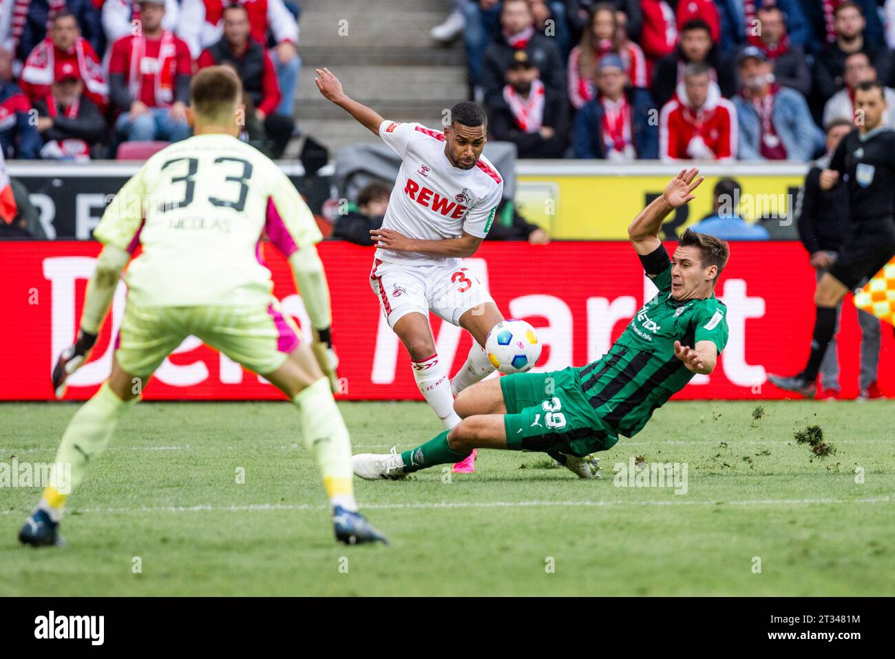 Köln, RheinEnergieStadion, 22.10.23, Linton Maina (Köln) (M) gegen Maximilian Wöber (Gladbach) beim 1. Bundesliga Spiel 1.FC Köln vs Borussia Mönchen Banque D'Images