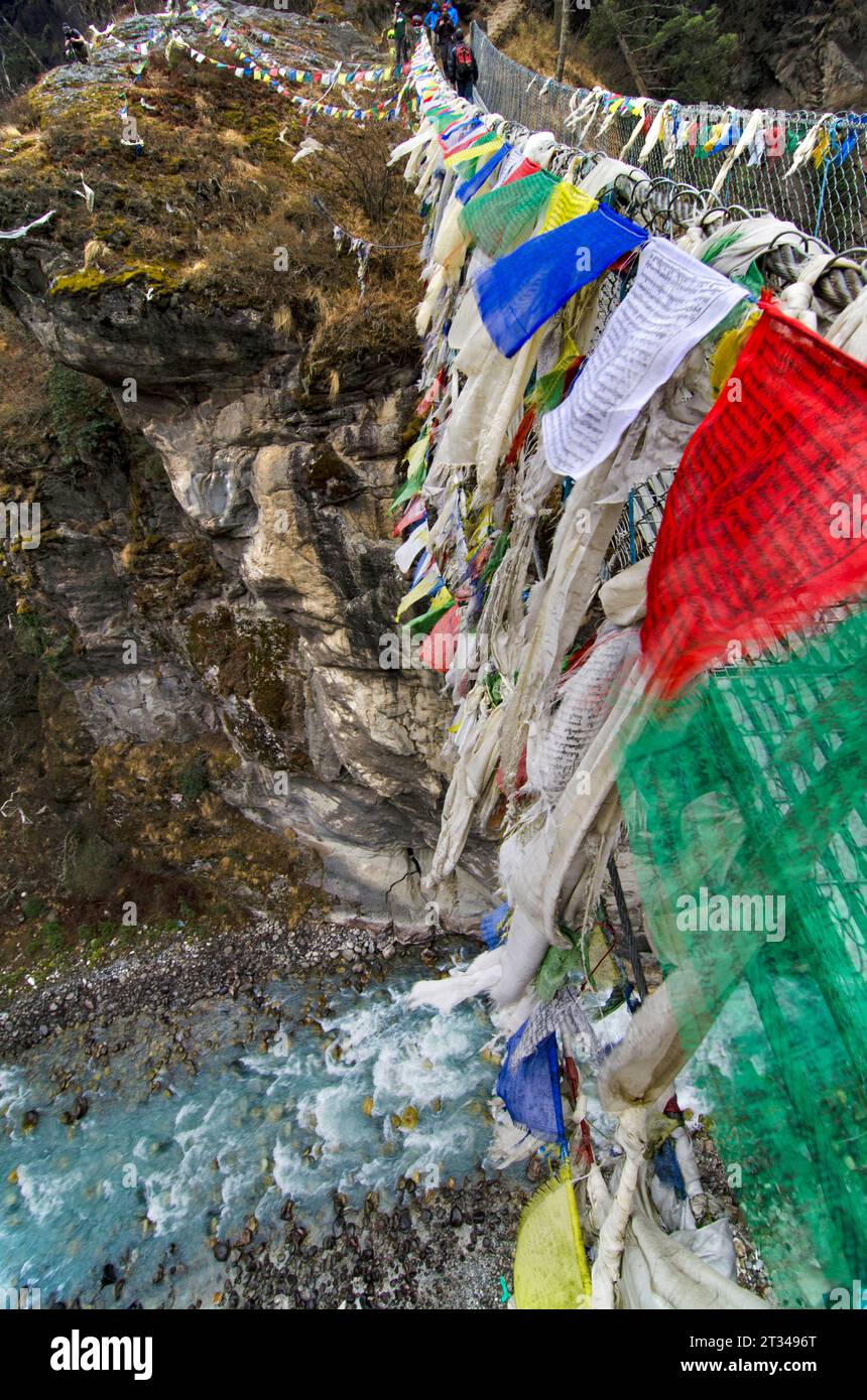 Drapeaux de prière et khatas suspendus au pont Hillary dans le parc national de Sagarmatha Banque D'Images