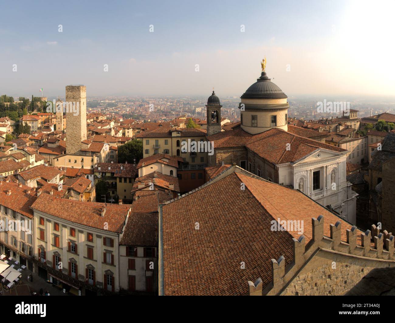 La coupole de la cathédrale et la Torre del Gombito à Bergame, Lombardie, vue du Campanone Banque D'Images