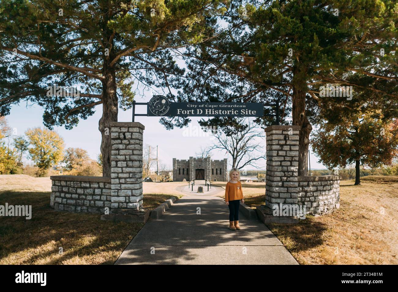 Enfant debout devant le site historique de fort D dans le Missouri Banque D'Images