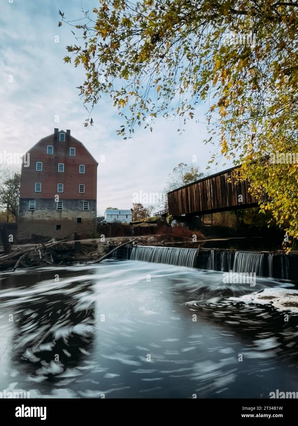 Longue exposition de la cascade à Bollinger Mill pont couvert dans M Banque D'Images